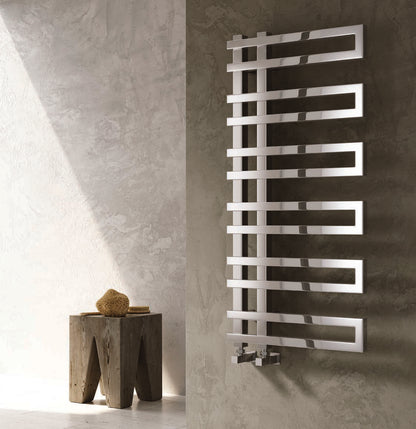 Reina Pietra — Reina brochure page 58; Chrome; pictured size 1100 x 530 mm